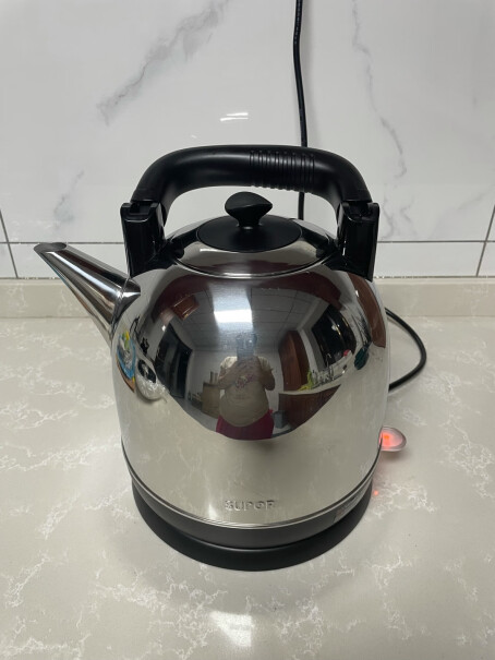 苏泊尔电水壶热水壶电热水壶304不锈钢烧水壶塑料把手方便吗？