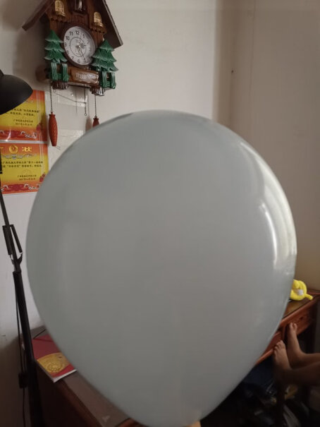 富居FOOJO马卡龙气球100只生日装饰这个气球拿在手里玩，时间长了会掉色吗？