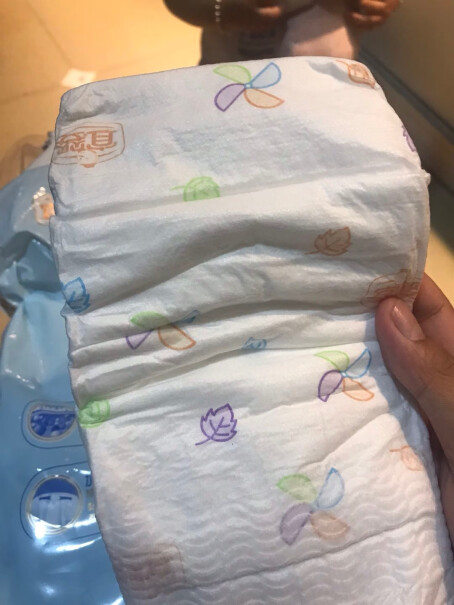 宜婴婴儿空调纸尿裤男女新生儿宝宝超薄干爽透气尿不湿有味道吗？