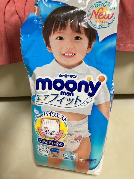 尤妮佳moony为什么包装跟之前买的不一样，而且尿不湿的图案也不一样，尿显是蓝色的，以前是绿色的？