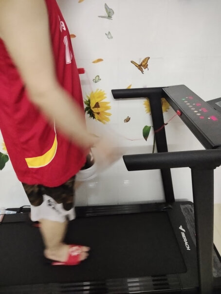 麦瑞克Merach跑步机家用智能静音走步折叠健身器材上面显示跑步几公里吗？