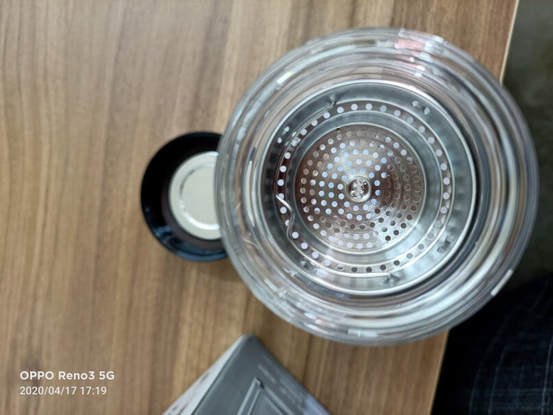 富光玻璃杯影曜系列双层玻璃水杯盖子内部有凸起的部位吗？