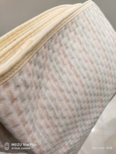 洁丽雅婴儿彩棉隔尿垫这个是几层的了？