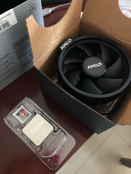 AMD 锐龙5 3600X CPU原装散热器有RGB灯效吗？
