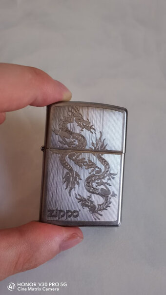 之宝Zippo打火机礼盒套装锻纱205TZ套装这款型号的火机正面就不带zippo标识的嘛？
