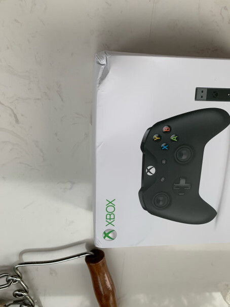 微软Xbox无线控制器磨砂黑+Win10适用的无线适配器你们适配器有没有划痕？