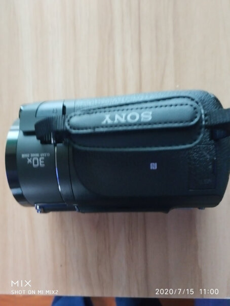索尼FDR-AX700高清数码摄像机这个cmos尺寸比手机上的cmos都小 除了变焦防抖有优势外还有啥呢？