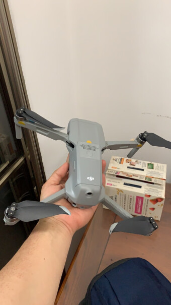 DJI 御 Mavic Air 2 无人机纯属玩玩的，mini2还是air好，可是air充电又不方便？