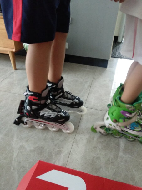 单排轮滑鞋美洲狮儿童可调休闲轮滑鞋刷街溜冰鞋全闪单鞋黑白色M码评测哪款功能更好,哪个性价比高、质量更好？