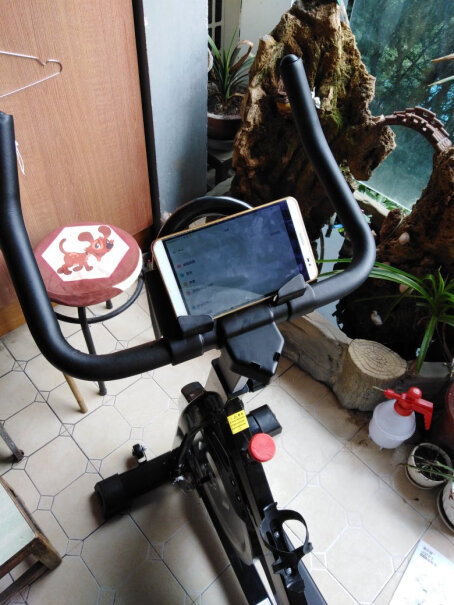 英尔健动感单车家用室内运动健身器材健身车静音脚踏自行车产品可以调节高度吗？