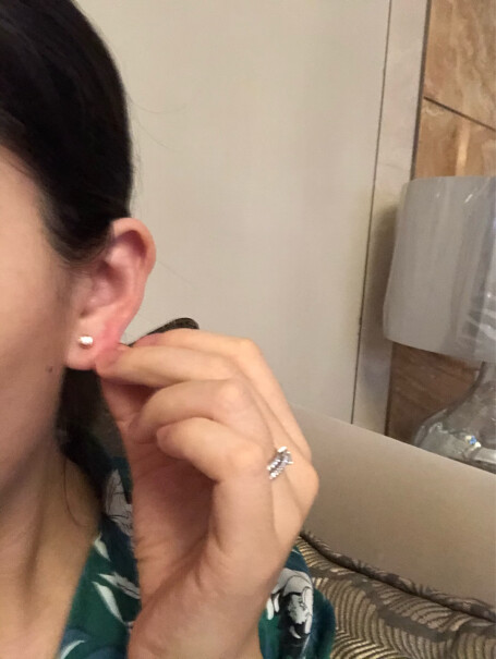 钻石耳饰钻石世家18K金钻石耳钉到底要怎么选择,评测哪款质量更好？
