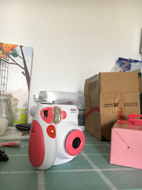 富士instax mini7S相机照片出来是彩色的吗？