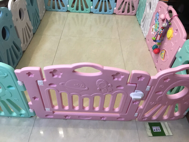 澳贝儿童婴儿游戏围栏宝宝学步爬行护栏安全栅栏折叠围栏14+2配1.5*2的爬爬垫吗？