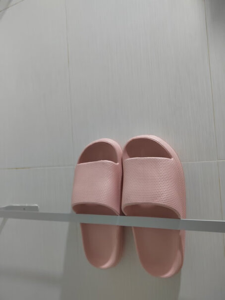 拖鞋TizzGiri2022夏超厚底女凉男士浴室情侣要注意哪些质量细节？老司机指教诉说？