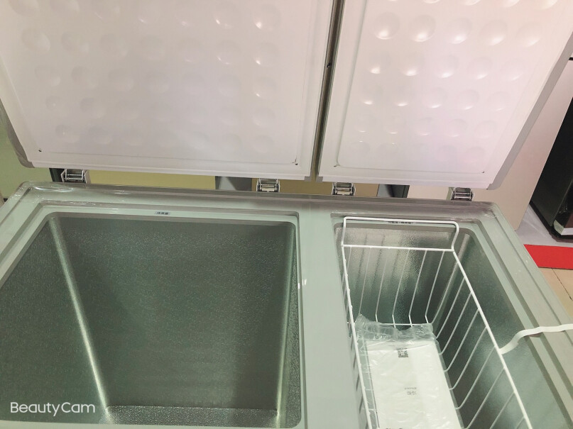 美的Midea271升商用家用冰柜排水孔里外都有塞子吗？我的冷冻室外面没盖子？
