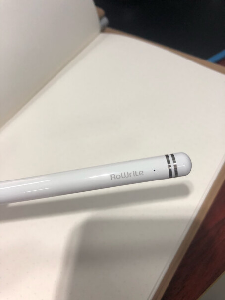 柔宇 RoWrite 2 手写本请问笔是铅笔芯还是有墨水的？标配里有多少笔芯？