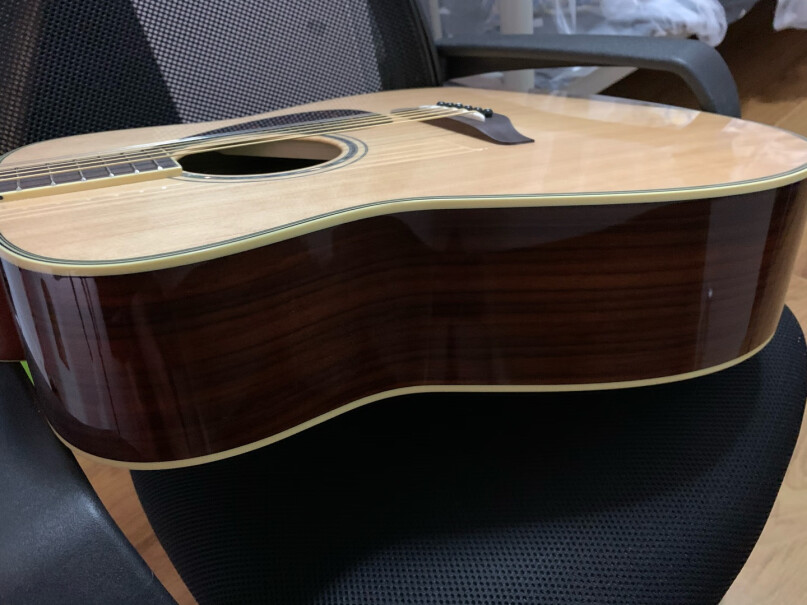 雅马哈FGX830CBL黑色民谣电箱吉他缺角琴孔里面的木头有些地方有木刺？