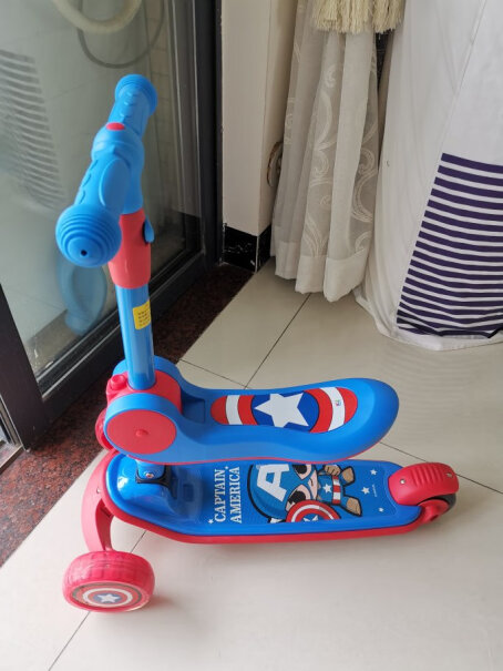 迪士尼儿童滑板车三合一小孩可坐滑滑车脚踏板处的宽度是多少？最宽处和最窄处分别是多少？