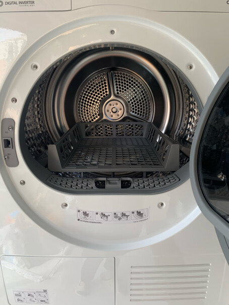 三星9公斤热泵烘干机家用干衣机低温护衣手扶在机箱上，感觉振动明显吗？