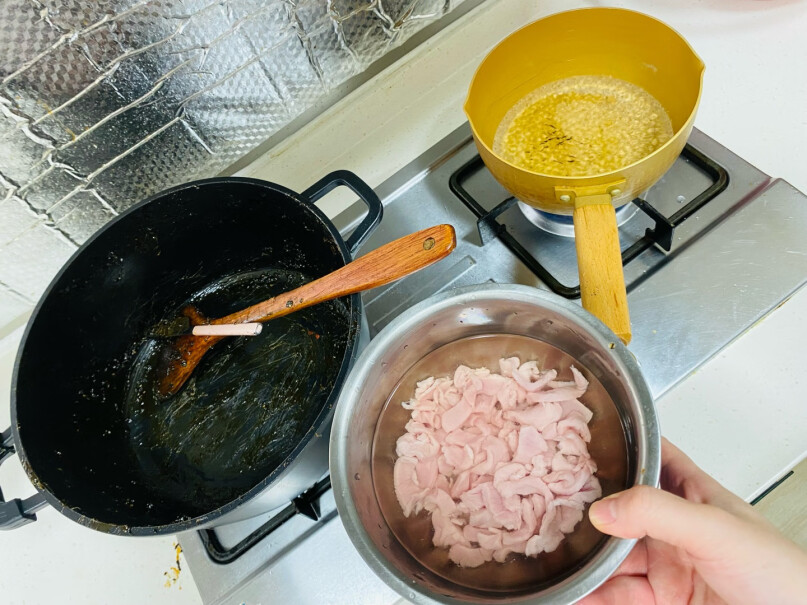 博朗料理机原装进口大家的机器一键嗯的很轻松，二键摁的很深是吗？我觉得两个键不一样呢？