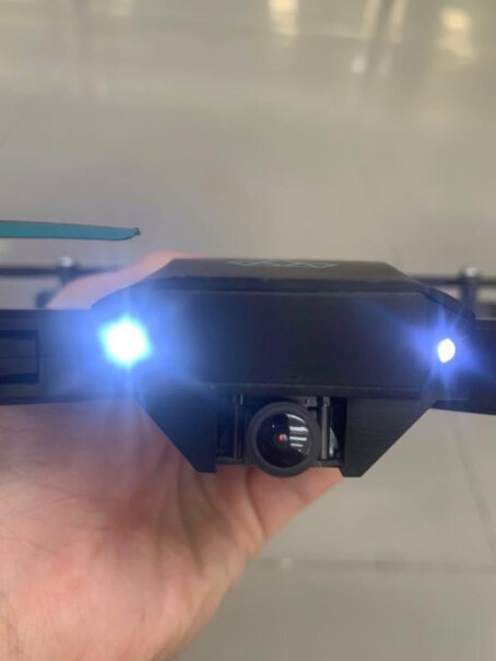 LOPOM大型折叠X6专业超清高清像素无人机航拍器一共有几块电池？