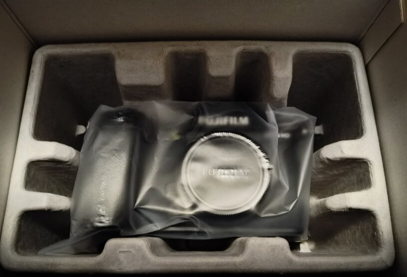 富士X-S10 微单15-45mm套机你们的机身用的时候有没有晃动感 就像是在一个小盒子里装了一块橡胶球摇晃那种的感觉？