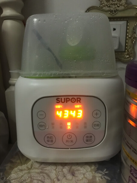 苏泊尔婴儿恒温暖奶器调奶器消毒器二合一这款温奶器用完后底部会有水吗？就是放温奶器的桌子上有水？