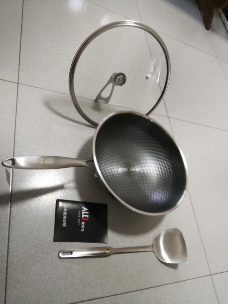 爱乐仕德国炒锅不粘锅这锅的锅盖设计严重有问题，难不成大家没被烫伤？