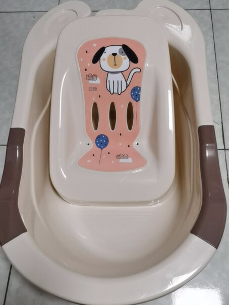 日康（rikang浴盆里面有没有防滑措施，小孩站在里面会不会滑倒？