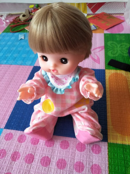 咪露进餐套装女孩玩具儿童礼物公主洋娃娃过家家玩具513118请问大家买的这个娃娃头顶有洞吗，我家刚买的有？