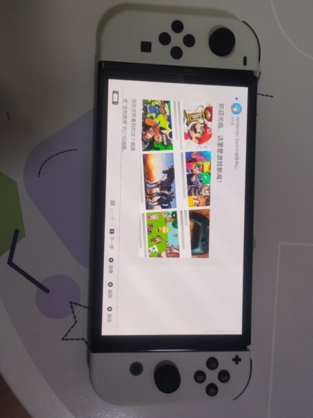 任天堂NintendoSwitch游戏机配白色Joy-Con屏幕上有膜么？