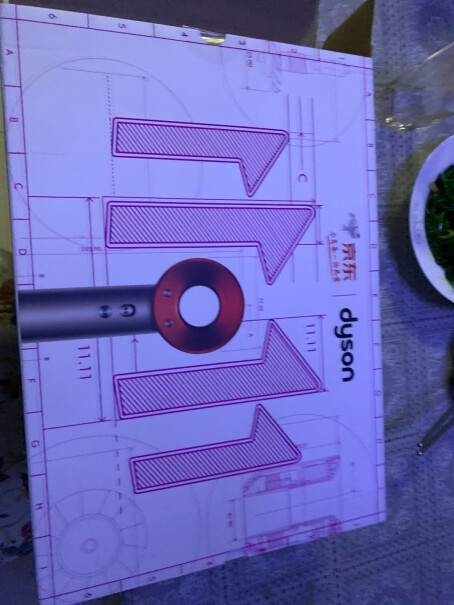 戴森Dyson HD03中国红吹风机请问这款专门的吹风机和套装的含吹风机，卷发棒什么的，里面的吹风机有没区别？