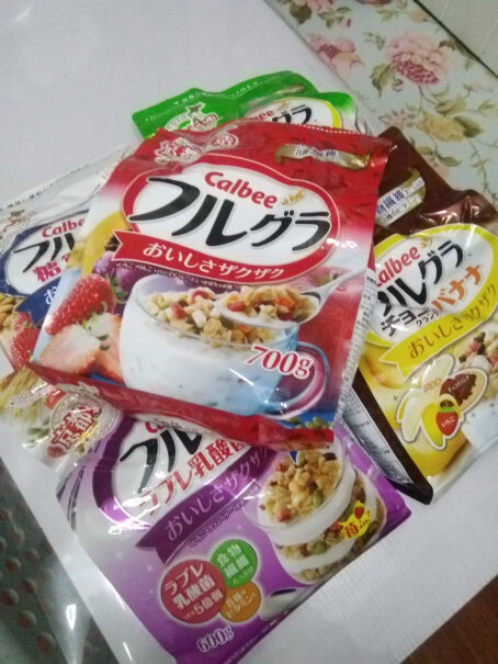 日本进口 Calbee(卡乐比) 富果乐 水果麦片700g包装上有中文标签吗？