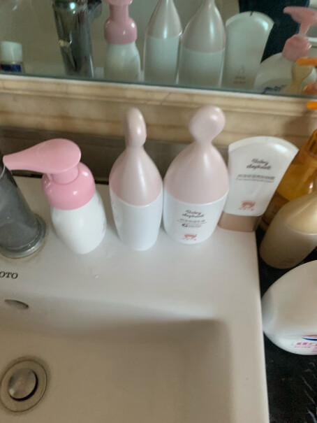 红色小象孕妇补水保湿护肤品套装洗面奶油腻吗？