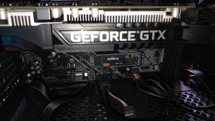 耕升GTX 1650 DDR6各位大佬屏幕上方闪屏怎么回事？开高刷新更频繁！