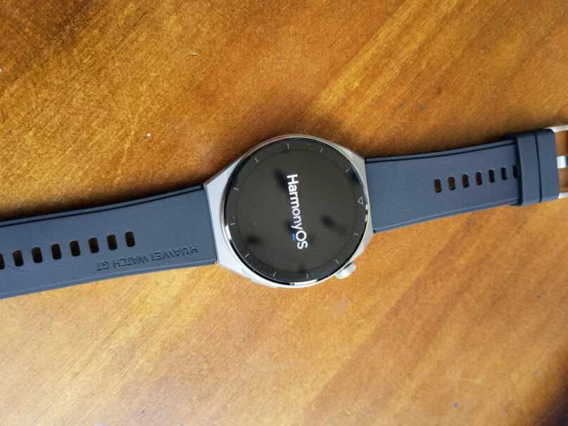 HUAWEIWATCHGT3PRO华为手表运动智能男士黑色硅胶和灰皮色哪个表带好看呀？