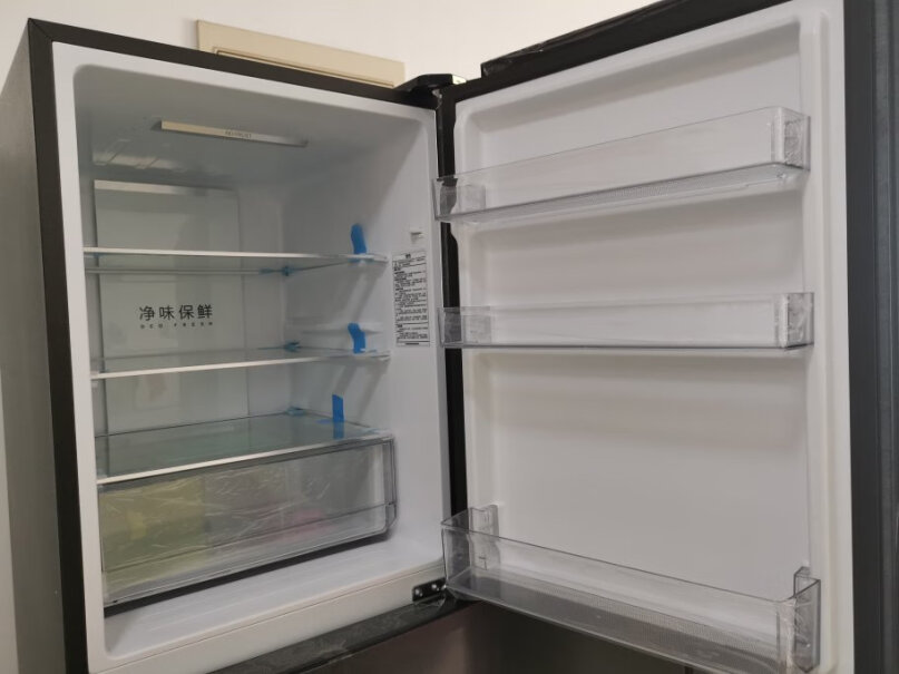 海尔冰箱三门风冷面板颜色怎么有点花的嘛？