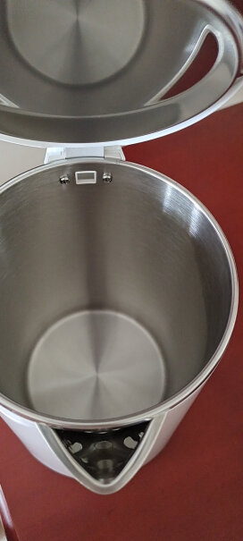 苏泊尔电水壶烧水壶热水壶各位亲，倒水会不会洒水？