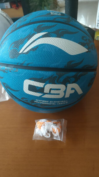 篮球李宁lining篮球CBA赛事用球室内外发泡橡胶花式蓝球应该注意哪些方面细节！评测教你怎么选？