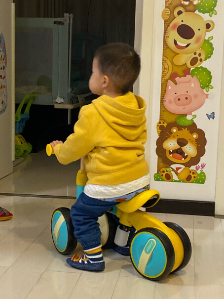 乐的儿童平衡车学步车可坐可滑行防侧翻减震降噪滑步车小黄鸭车子后轮幌动有没有声音不骑的时候？