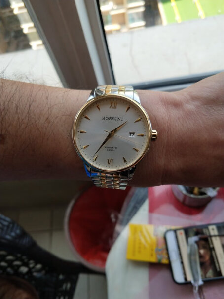 罗西尼ROSSINI手表你们的手表飞陀上有类似锈迹的东西么？大米粒大小的斑点？