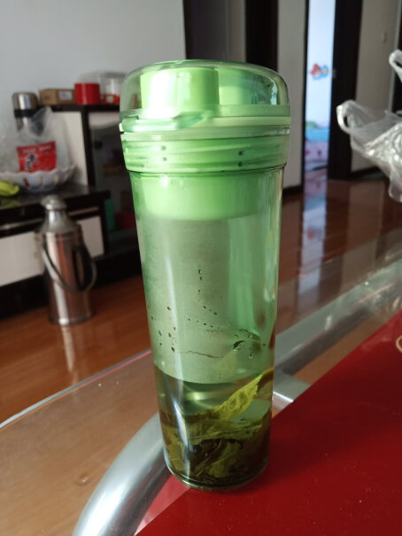 特百惠晶彩茶韵塑料杯随心运动密封防漏茶水分离水杯子带拎绳滤格亲们，这个薄荷蓝的颜色发绿是吗？和图片不是一颜色？