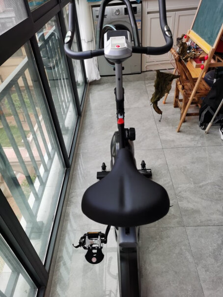 亿健动感单车家用磁控静音健身车自行车健身器材深空灰座位硌屁股吗？