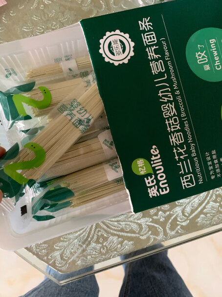 英氏宝宝辅食多乐能系列西兰花香菇味10个月的宝宝吃这个面要掰碎了吃吗？