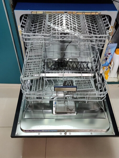 美的台式洗碗机高温除菌M洗碗块放在槽里，关门会滑落到底部滤网怎么办。？