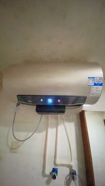 海尔60升电热水器家用储水式变频速热APP智控买80升的热水器都安装支架了吗，如果安了，从正面能看到吗？