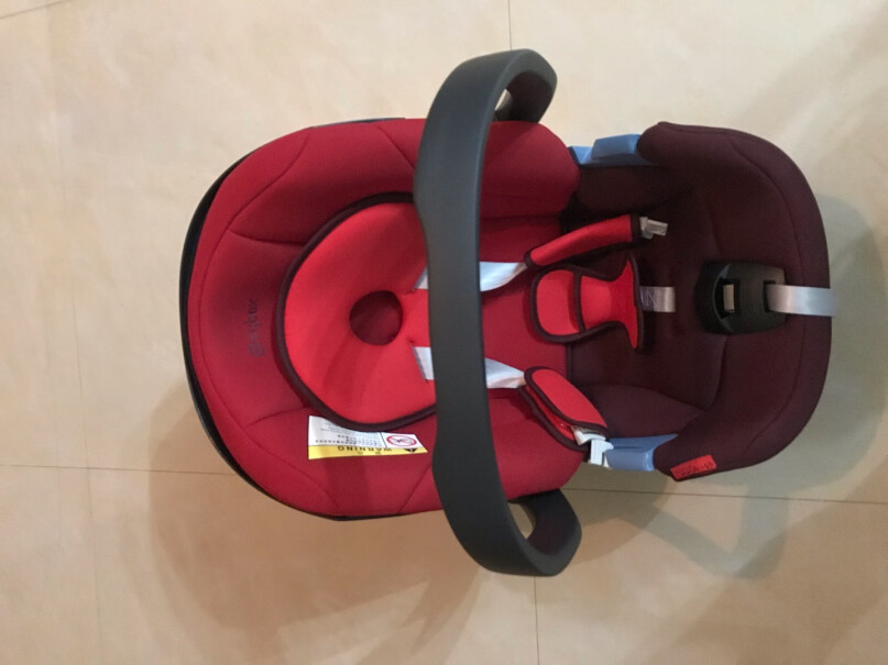 cybex德国婴儿提篮Aton安全座椅0-18个月这个提篮，4个月宝宝坐在里面没事吗？