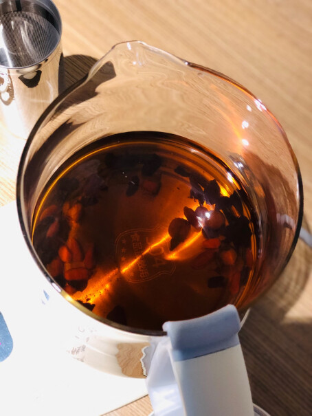 美的养生壶煮茶器煮茶壶盖子里侧是不锈钢的吗？还是塑料的？