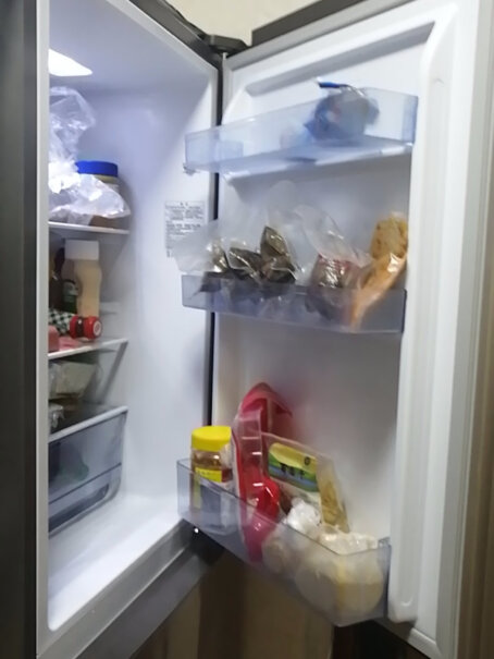 海信205升三门冰箱三门三温区中门软冷冻小型家用冷藏冷冻请问你们冰箱回去时灰色的还是琥珀金的？