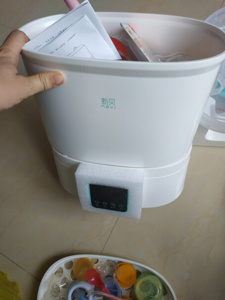 新贝恒温水壶调奶器1.2L盖子是塑料的吗？